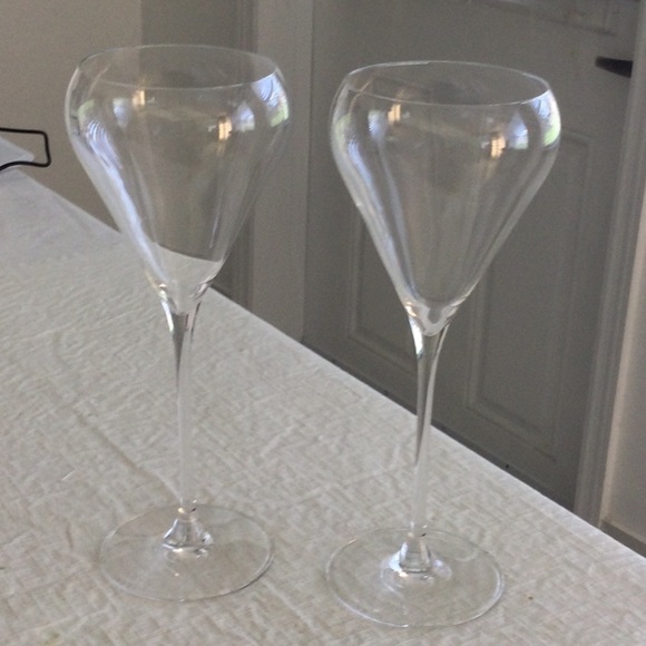 Home 2 wine Glasses has a Elegant look. - Picture 1 of 4
